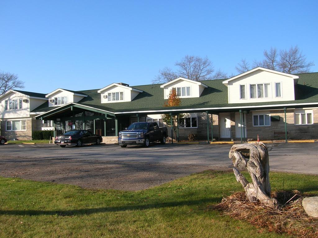 Camp Inn Lodge Oscoda Exterior photo
